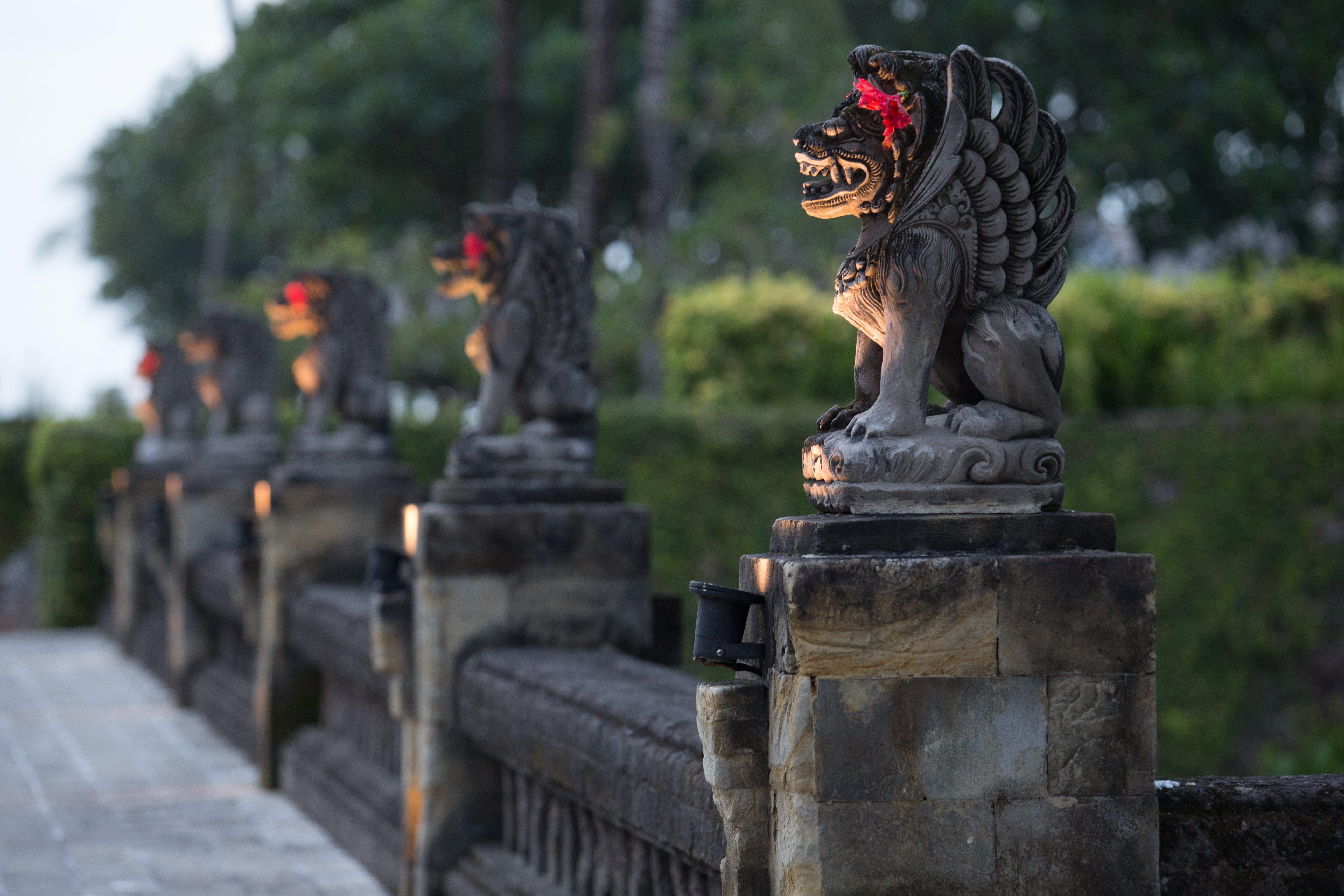 Intercontinental Bali Resort By Ihg Jimbaran Zewnętrze zdjęcie Lion statues on the bridge